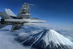 Истребитель ВМС США F/A-18F Super Hornet пролетает мимо горы Фудзи, 29 января 2020 года