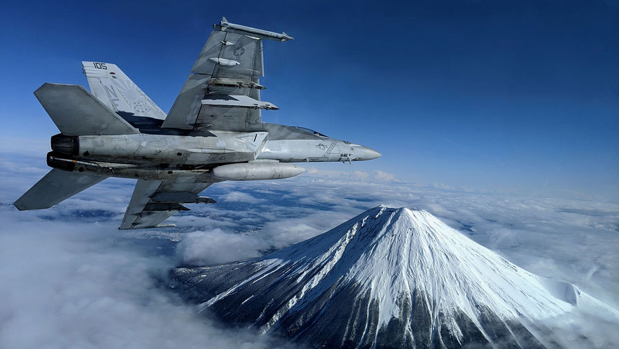Истребитель ВМС США F/A-18F Super Hornet пролетает мимо горы Фудзи, 29 января 2020 года