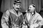 Иосиф Сталин и Климент Ворошилов в национальных костюмах, подаренных им делегатами - участниками совещания передовых колхозников Туркмении и Таджикистана, 1935 год