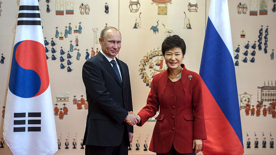 Президент России Владимир Путин и президент Южной Кореи Пак Кын Хе