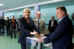 Кандидат в президенты Франции Марин Ле Пен на избирательном участке, Энен-Бомон, 23 апреля 2017 года 