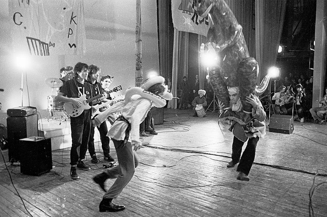 Виктор Цой выступает в составе группы «Поп-механика», 1986 год