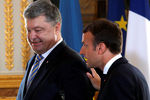Президент Украины Петр Порошенко и глава Франции Эммануэль Макрон во время встречи в Париже, 26 июня 2017 года