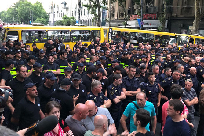 Сотрудники полиции и участники акции протеста в Тбилиси, 9 июля 2019 года