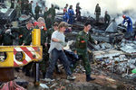 Спасатели и техника расчищают завалы на месте взрыва жилого дома на улице Гурьянова, 9 сентября 1999 года