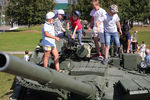 Дети на танке Т-72-БЗ на уличной выставке в рамках Международного военно-технического форума «Армия-2020» на территории конгрессно-выставочного центра Вооруженных сил России «Патриот», 23 августа 2020 года