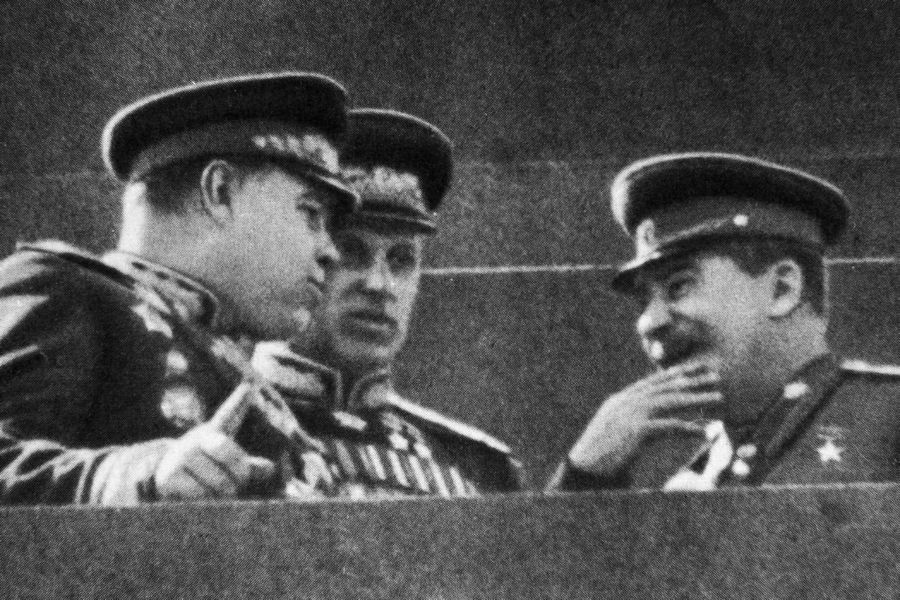 Иосиф Виссарионович Сталин и маршалы Константин Константинович Рокоссовский и Александр Михайлович Василевский (справа налево) на трибуне Мавзолея, 1947 год