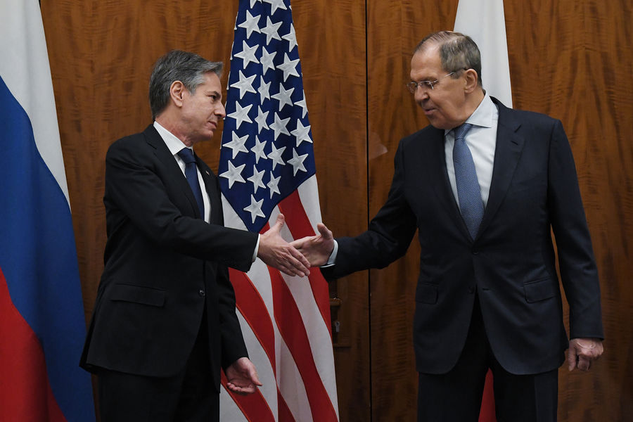 Министр иностранных дел РФ Сергей Лавров и государственный секретарь США Энтони Блинкен во время встречи в Женеве, 21 января 2022 года