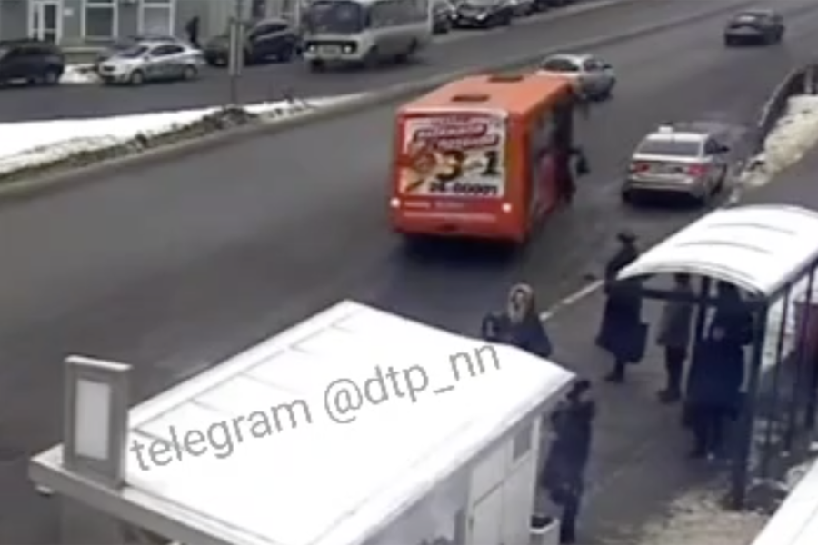 Пассажир выпал из маршрутки в центре Нижнего Новгорода 