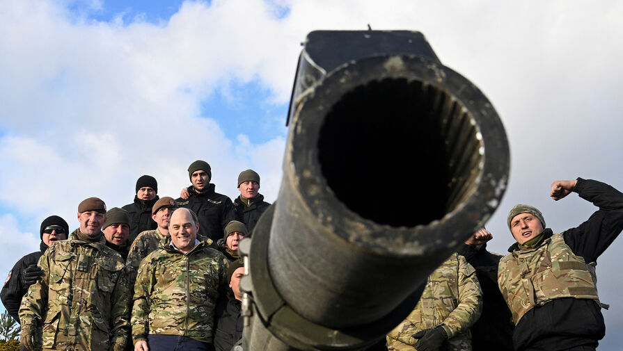 Министр обороны Великобритании посетил полигон, на котором украинских военных учат управлять танками Challenger 2