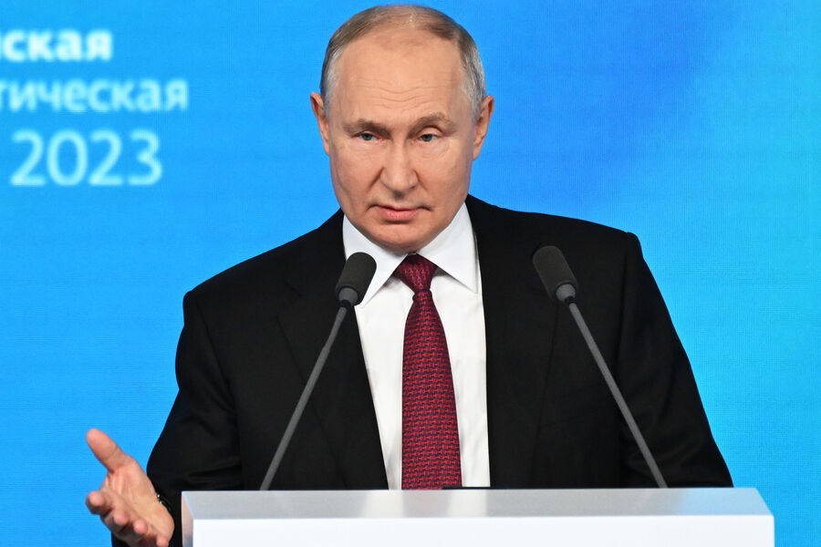 Владимир Путин выступает на пленарном заседании Международного форума «Российская энергетическая неделя» в Центральном выставочном зале «Манеж» в Москве, 11 октября 2023 года