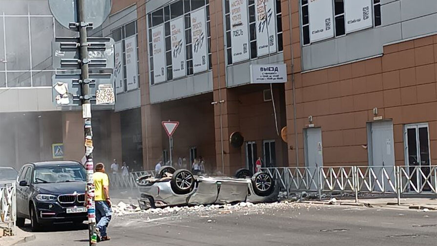 На видео попал момент падения BMW с 3-го этажа парковки в Краснодаре