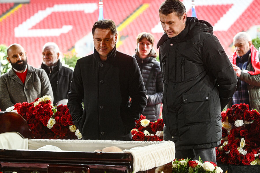 Бывшие футболисты Дмитрий Аленичев (слева) и Егор Титов на&nbsp;церемонии прощания с&nbsp;олимпийским чемпионом 1956&nbsp;года в&nbsp;составе сборной СССР по&nbsp;футболу Никитой Симоняном на&nbsp;стадионе &laquo;Лукойл Арена&raquo; в&nbsp;Москве, 27&nbsp;ноября 2025&nbsp;года