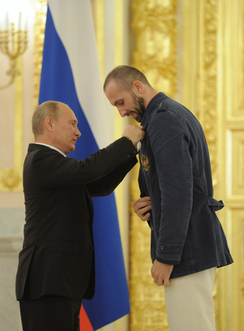 Владимир Путин вручает Орден Почета члену Олимпийской сборной России по&nbsp;волейболу Сергею Тетюхину