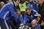 Сотрудники французской полиции обезоруживают одного из турецких болельщиков