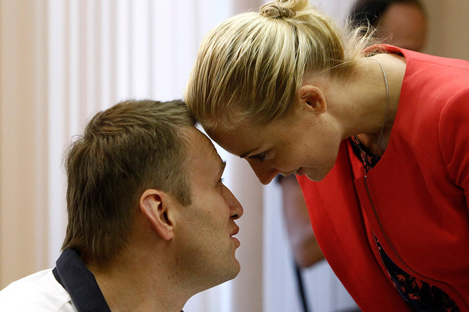 Алексей Навальный c женой Юлией в зале суда в Кирове