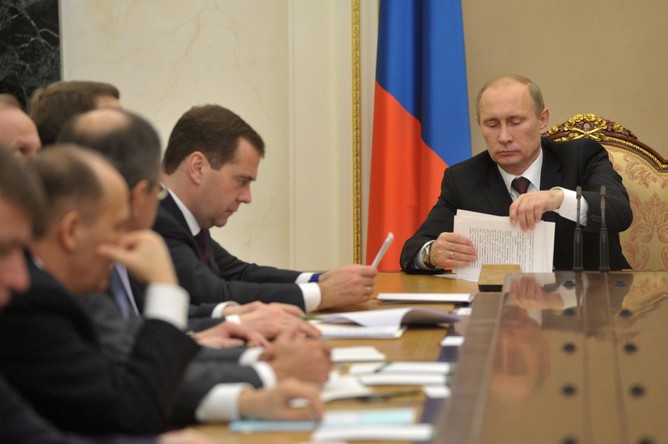 Многие сомневаются в перспективах правительства Медведева