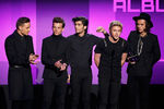 Участники группы One Direction принимают награду 