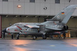 Немецкий боевой реактивный самолет Tornado на аэродроме Шлезвиг-Ягель в Германии