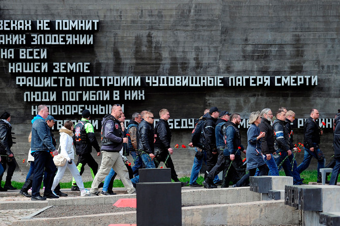 Участники мотоклуба «Ночные волки» во время посещения мемориального комплекса «Хатынь» в Белоруссии в рамках мотопробега из Москвы в Берлин в честь дня Победы