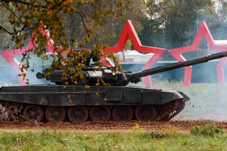 Танк Т-90А во время демонстрационного показа военной техники на полигоне Алабино на Международном военно-техническом форуме «АРМИЯ-2016»