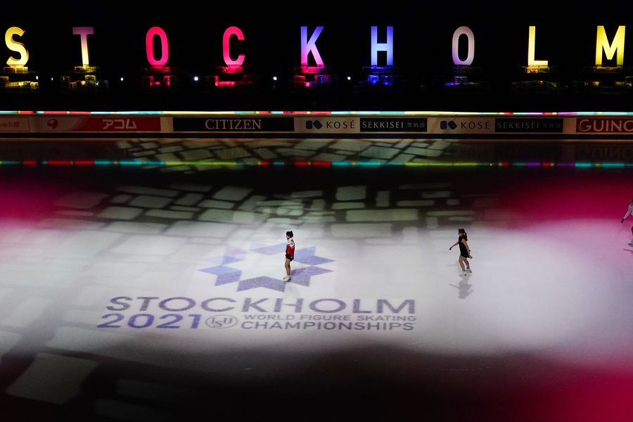 Спортсменки выезжают на лед перед началом выступлений с короткой программой в женском одиночном катании на чемпионате мира по фигурному катанию в Стокгольме