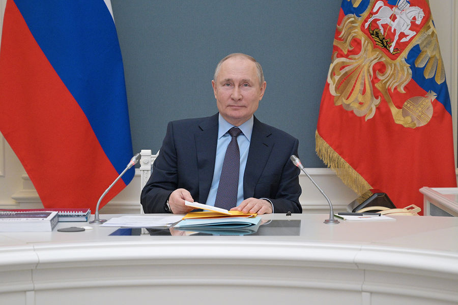 Президент России Владимир Путин в Кремле в режиме видеоконференции принимает участие в заседании попечительского совета Русского географического общества (РГО), 14 апреля 2020 года
