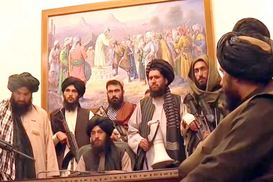 Талибы (организация запрещена в России) в президентском дворце в Кабуле, 15 августа 2021 года