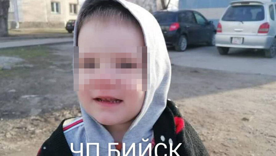 В Бийске прохожие нашли на улице раздетого трехлетнего мальчика 