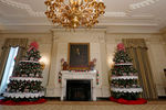 Рождественские елки рядом с картиной 16-го президента США Авраама Линкольна в столовой Белого дома