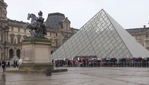 Лувр снова открылся для посетителей после попытки теракта