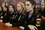 Девушки-курсанты на занятиях в аудитории точных наук в Военно-морском политехническом институте в Петродворце