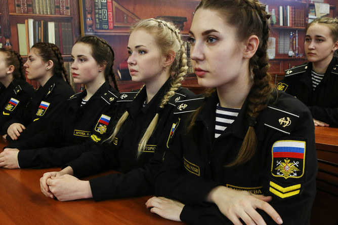 Девушки-курсанты на занятиях в аудитории точных наук в Военно-морском политехническом институте в Петродворце