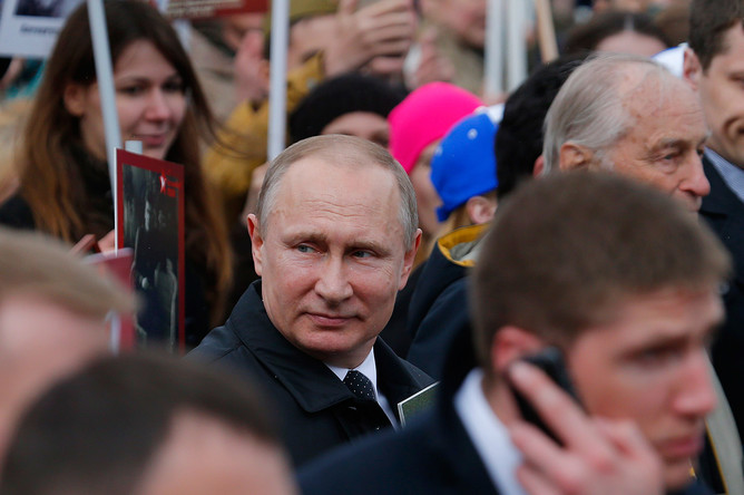 Владимир Путин принимает участие в шествии патриотической акции «Бессмертный полк» в честь 72-й годовщины Победы в Великой Отечественной войне