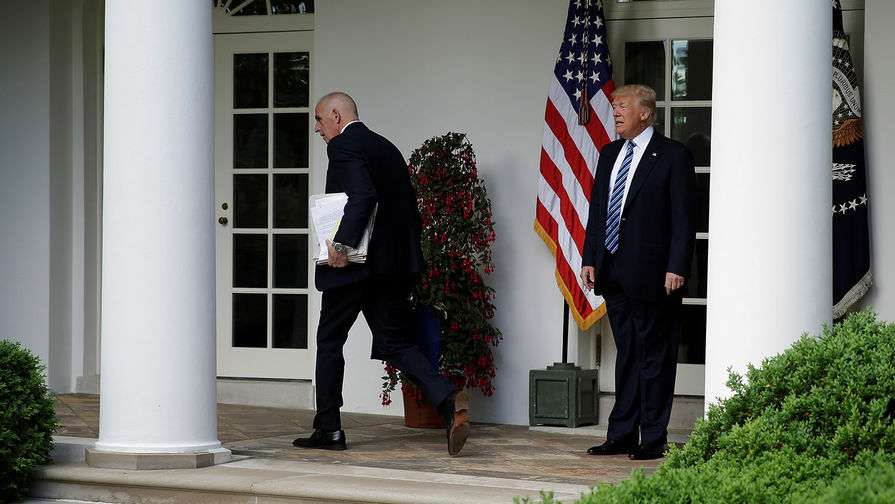 Телохранитель Кит Шиллер и президент США Дональд Трамп около дверей Белого дома в Вашингтоне, 2 мая 2017 года