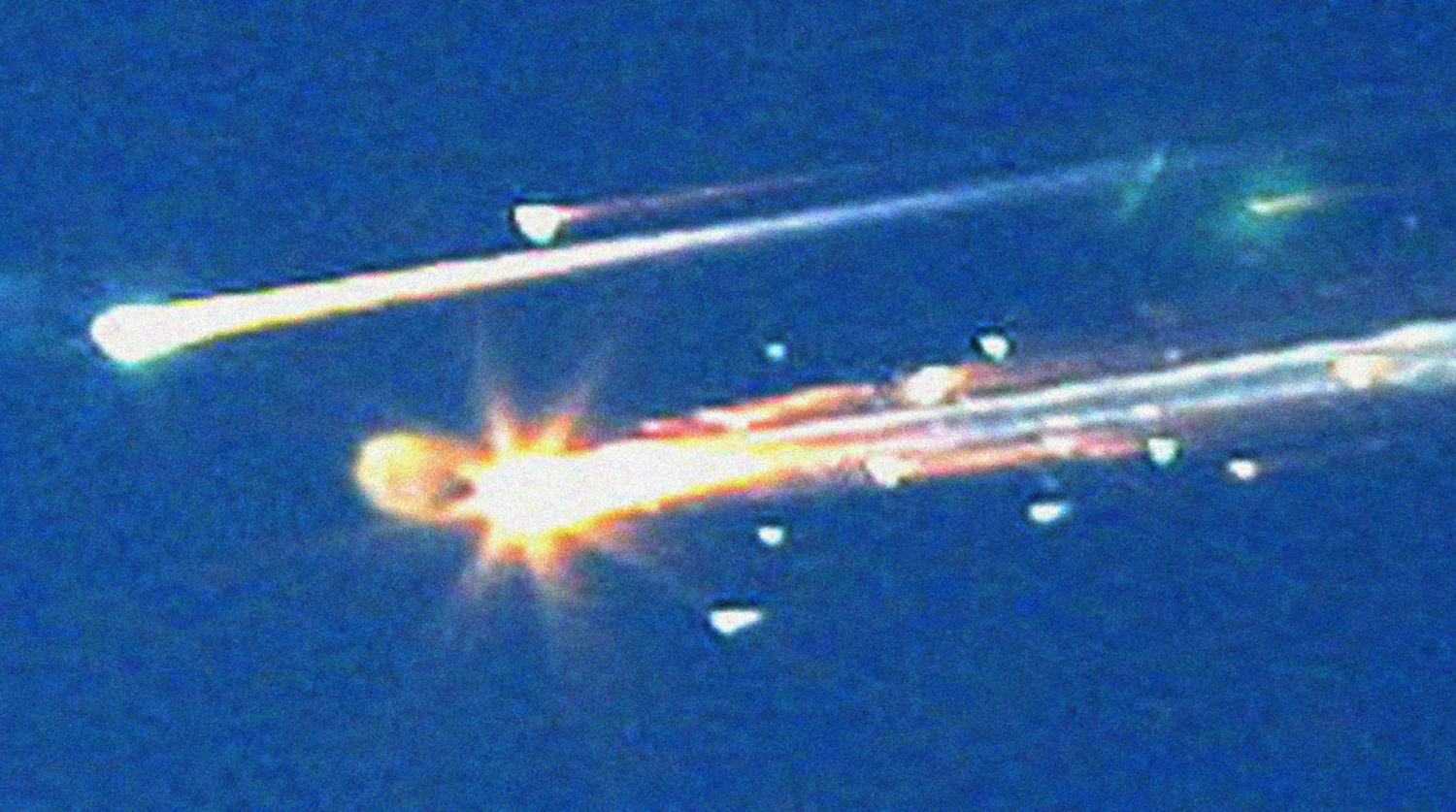 Горящие обломки шаттла «Колумбия» в небе над Техасом, 1 февраля 2003 года