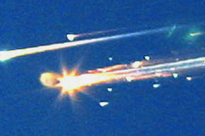 Горящие обломки шаттла «Колумбия» в небе над Техасом, 1 февраля 2003 года