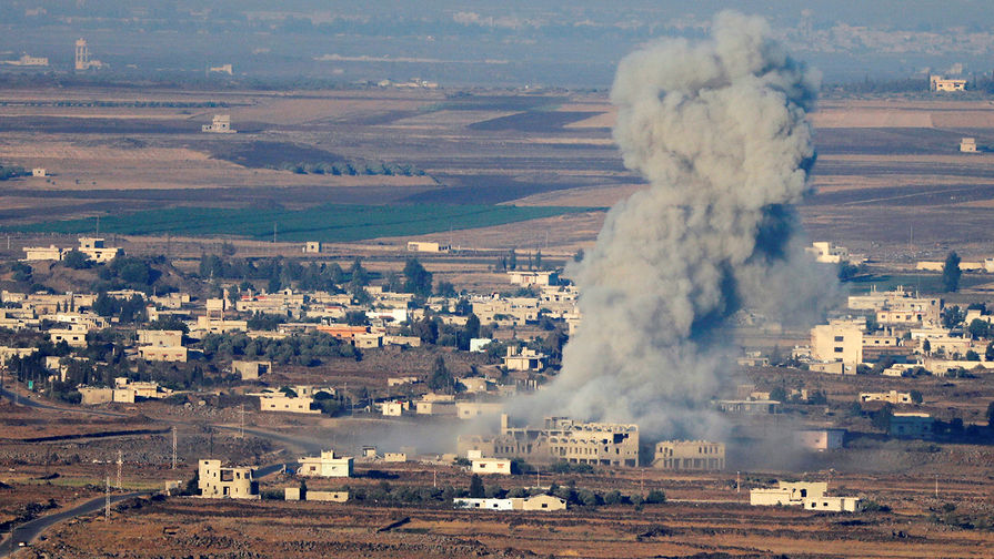 Дым на месте взрыва на Голанских высотах близ границы Сирии и Израиля, 16 июля 2018 года