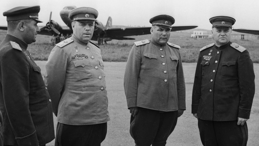 Маршалы Советского Союза Родион Малиновский, Александр Василевский и Кирилл Мерецков (справа налево) на аэродроме