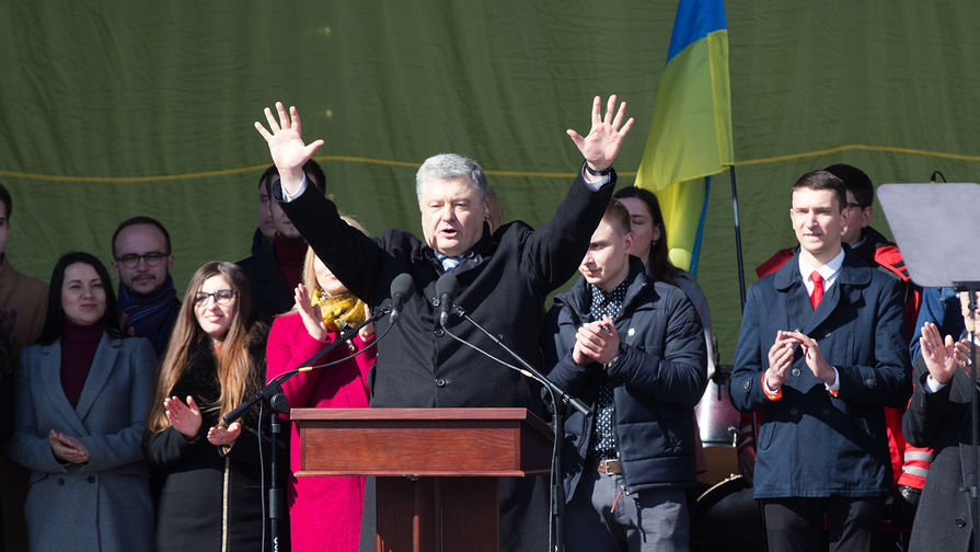 Президент Украины Петр Порошенко во время встречи с избирателями на Михайловской площади в Киеве, 17 марта 2019 года