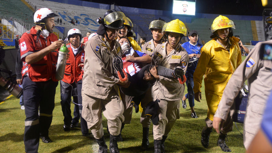 Беспорядки в Гондурасе после отмены футбольного матча между «Олимпией» и «Мотагуа».