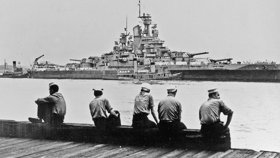 Моряки смотрят на американский линкор «Невада», 1944 год