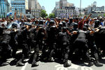 Столкновения с полицией на улицах Буэнос-Айреса во время церемонии прощания с Диего Марадоной в президентском дворце, 26 ноября 2020 года