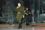 Солист и руководитель музыкальной группы «Любэ» Николай Расторгуев во время выступления во Дворце спорта «Лужники», 1991 год
