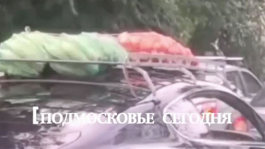 В Подмосковье очевидцы сняли на видео Bentley, перевозивший на крыше мешки с овощами