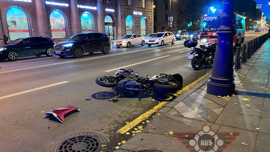 Шесть человек пострадали в Петербурге в ДТП с вылетевшим на тротуар мотоциклом