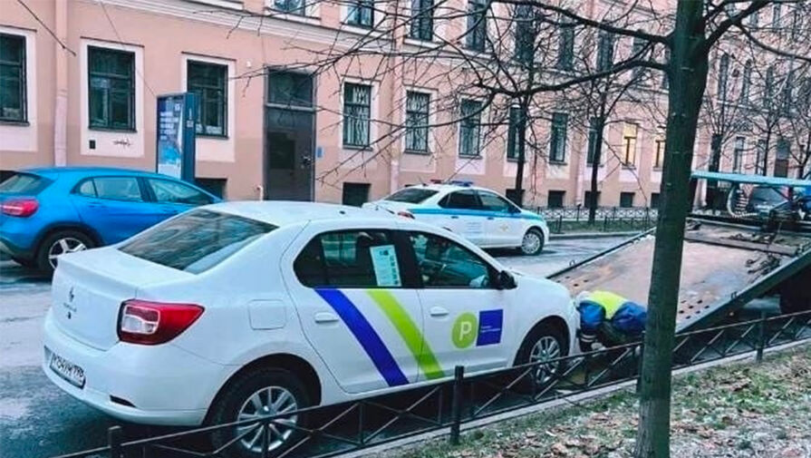 В Петербурге эвакуировали муниципальный паркон за остановку на месте для инвалидов