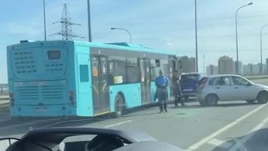 Мужчину госпитализировали после ДТП с автобусом в Петербурге