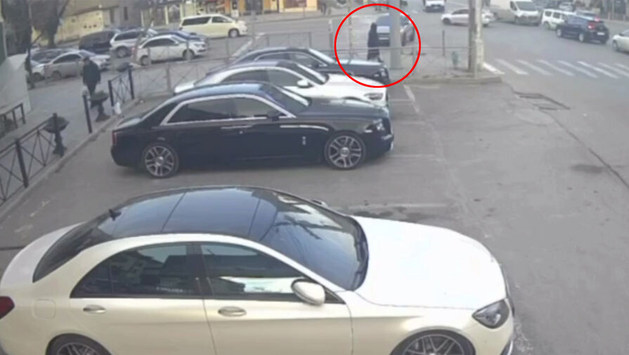 Кроссовер Geely протаранил припаркованный Rolls-Royce в Махачкале