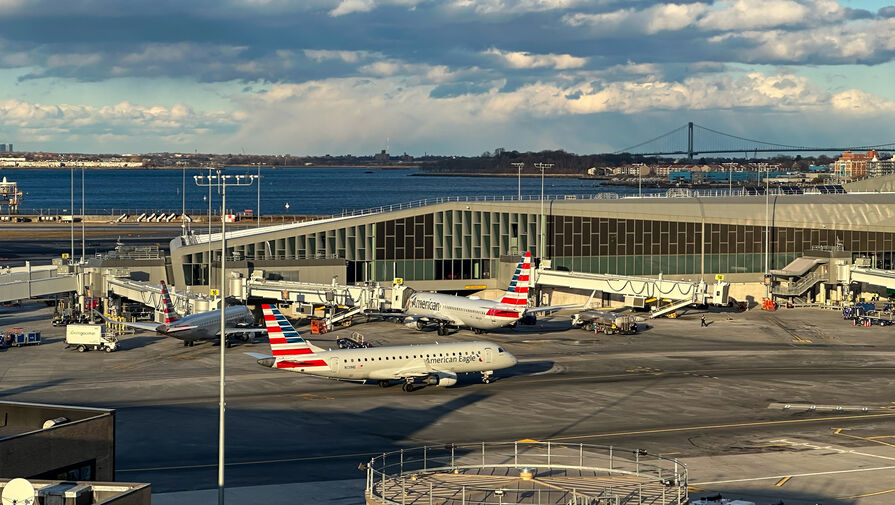 Аэропорт в Нью-Йорке закрыт после аварии с участием самолета и пожарной машины